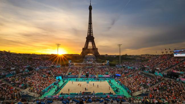 PARIS, FRANCE - AUGUST 04: A general view of the Eiffel tower at sunset during a Men's Round of 16 match between Teams Brazil and Netherlands on day nine of the Olympic Games Paris 2024 on August 04, 2024 in Paris, France. (Photo by Elsa/Getty Images) *** BESTPIX ***