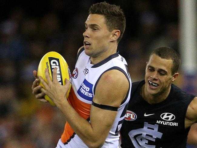 Josh Kelly of the Giants in front of Ed Curnow of the Blues during the Round 20 AFL match between the Carlton Blues and the Greater Western Sydney (GWS) Giants at Etihad Stadium in Melbourne, Sunday, August 5, 2018. (AAP Image/Hamish Blair) NO ARCHIVING, EDITORIAL USE ONLY