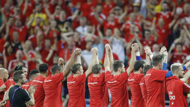 Wales' players salute their fans.)