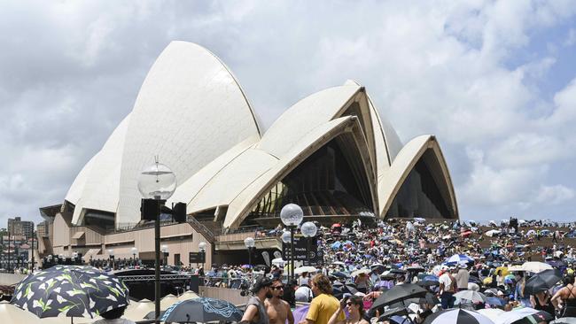 Earlybird fireworks devotees grabbing the best spots at Sydney Opera House. Picture: NewsWire/ Monique Harmer