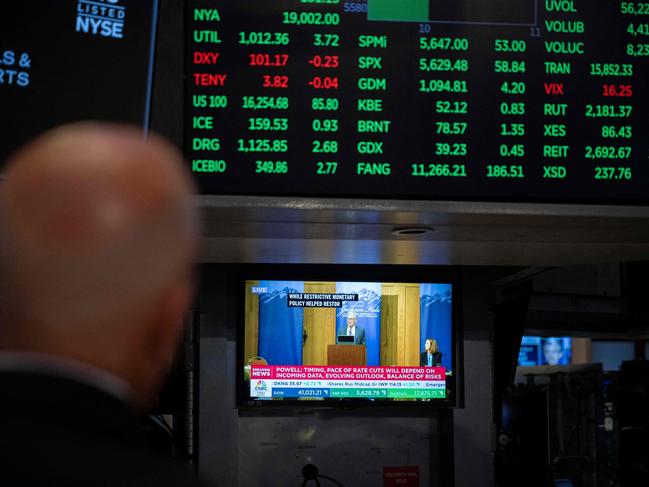 TOPSHOT - A television station broadcasts US Federal Reserve Chair Chair Jerome Powell speaking in Jackson Hole, Wyoming, on the floor of the New York Stock Exchange (NYSE) in New York on August 23, 2024. Powell said on August 23 that the "time has come" for the US to start cutting interest rates, adding that his "confidence has grown" that the battle against inflation is on track. "The time has come for policy to adjust," he said in a keynote speech at the Jackson Hole Economic Symposium in Wyoming, according to prepared remarks. (Photo by ANGELA WEISS / AFP)