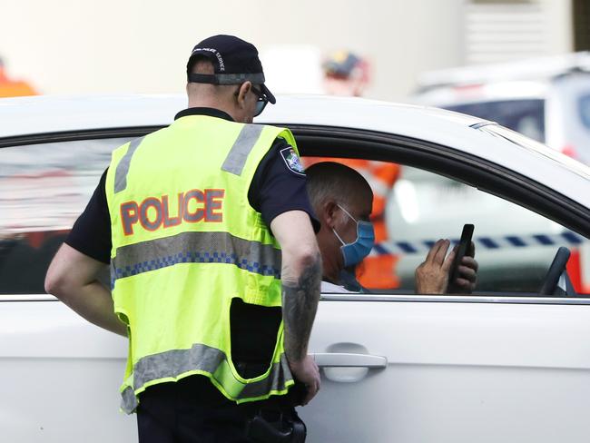 Police and SES checking people at the Queensland border.Picture: NIGEL HALLETT