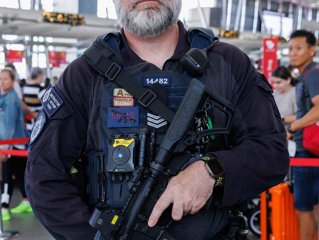 SYDNEY, AUSTRALIA - NewsWire Photos DECEMBER 6, 2022: Australian Federal Police (AFP) addressed the media at Sydney Airport today to remind passengers about good behaviour in the airport and planes as the busy holiday season approaches. General photos of AFP officers in the airport. Picture: NCA NewsWire / David Swift