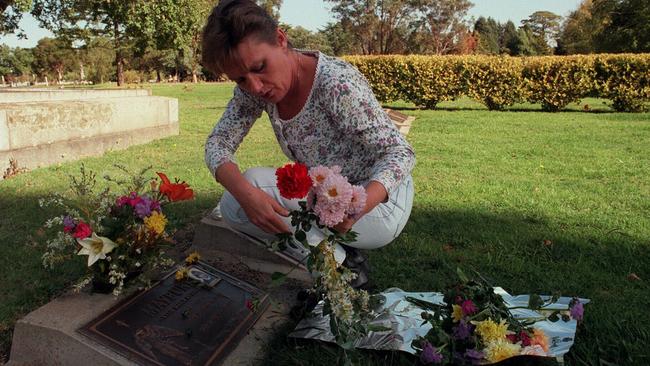 Julie Maybury visits Kylie’s grave in 1997.