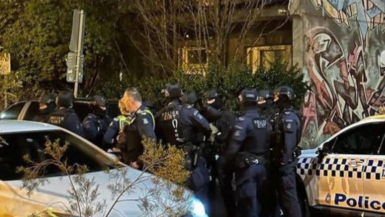 Clifton Hill station: Police swarm station after reports of a man with ...