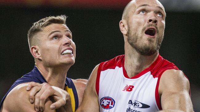 Nathan Vardy and Max Gawn compete.