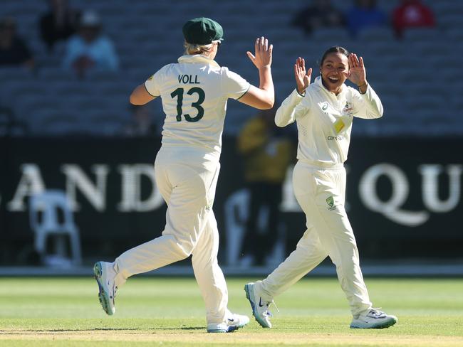 MELBOURNE, AUSTRALIA - JANUARY 30: Alana King of Australia celebrates after taking a catch off her own delivery to dismiss Sophia Dunkley of England during day one of the Women's Ashes Test Match between Australia and England at Melbourne Cricket Ground on January 30, 2025 in Melbourne, Australia. (Photo by Daniel Pockett/Getty Images)