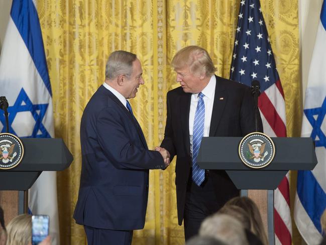US President Donald Trump (R) and Israeli Prime Minister Benjamin Netanyahu hold a joint press conference in the East Room of the White House in Washington, DC, February 15, 2017. / AFP PHOTO / SAUL LOEB