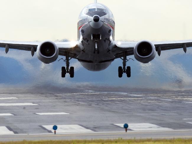 Consumers aren’t seeing lower airfares despite a drop in oil price. AFP PHOTO / Saul LOEB