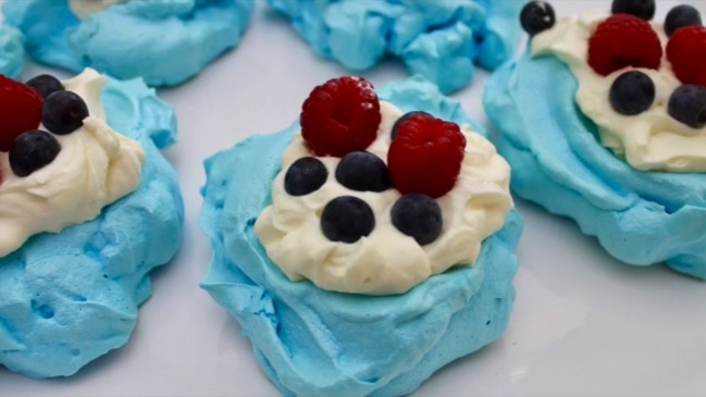 How to make Australia Day mini pavlovas