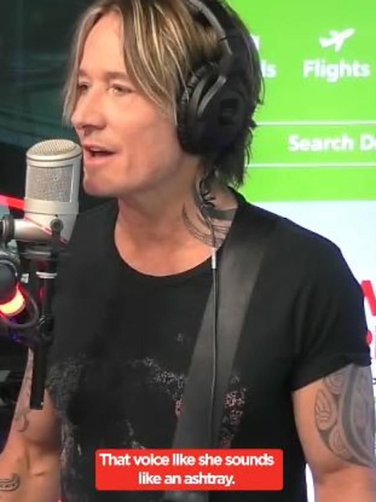 Keith Urban likened Miley Cyrus’ voice to an “ashtray”.