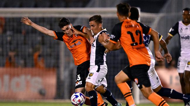 Mariners midfielder Joshua Nisbet (centre) holds off the Roar’s Henry Hore (right) at Kayo Stadium. Picture: Bradley Kanaris/Getty Images