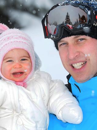 Prince William, Duke of Cambridge (R) poses with his daughter Princess Charlotte (L) during a private break skiing at an undisclosed location in the French Alps. / AFP / POOL / John Stillwell / RESTRICTED TO EDITORIAL USE - NO MARKETING NO ADVERTISING CAMPAIGNS