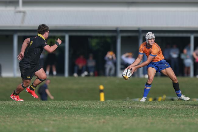 Joey Cervetto grabs the ball by his fingertips. Picture Stephen Archer.