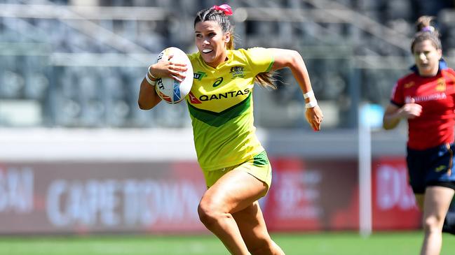 SYDNEY, AUSTRALIA - FEBRUARY 01: Charlotte Caslick of Australia breaks away from the defence to score a try during the 2020 Sydney Sevens match between Australia and Spain at Bankwest Stadium on February 01, 2020 in Sydney, Australia. (Photo by Bradley Kanaris/Getty Images)