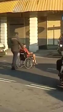 Heartwarming moment bus driver helps wheelchair passenger cross street