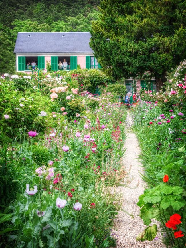 The artist with his love Alice for many years before his death. He enjoyed keeping the gardens and capturing them in his photos. Photo: Getty Images