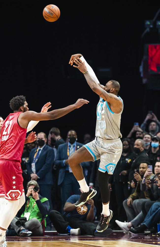 LeBron, Michael Jordan embrace at 2022 NBA All-Star Game