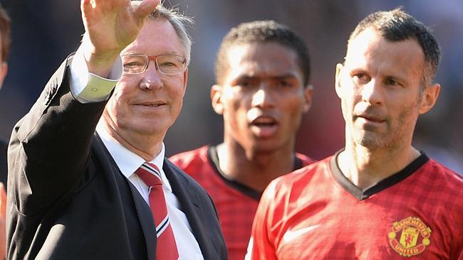 Robin Van Persie says Ryan Giggs has a similar management style to Alex Ferguson.