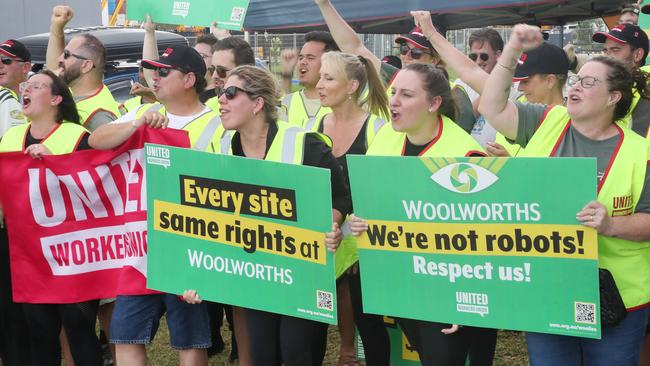 MELBOURNE, AUSTRALIA- NewsWire Photos DECEMBER 3, 2024: Woolworth workers on a picket line at the Dandenong South Distribution centre.The centre remains closed as negotiations continue. Picture:  NewsWire/ David Crosling