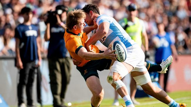 Australia's Wallabies wing Max Jorgensen is tackled. Photo by GERONIMO URANGA / AFP.