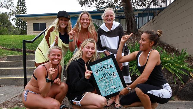 The winning Snapper girls team (front, from left) Lucy Tandler, Raya Campbell, Pacha Light and (back, from left) Charlotte Mulley, Shaye Leeuwendal and Phoebe Kane. Photo: Darren Simondson/Surfin Snapps