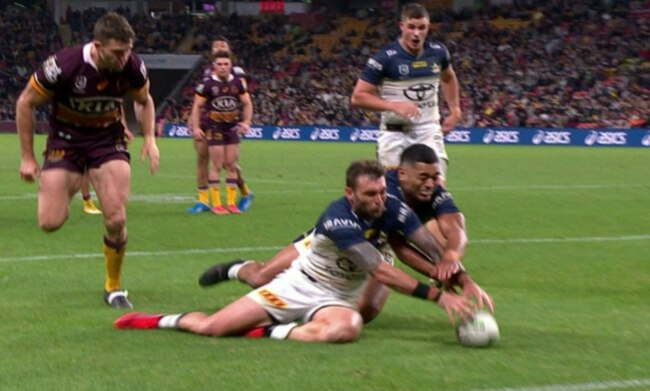 The Bunker cleared this Kyle Feldt try before reviewing it again, calling it a knock on.