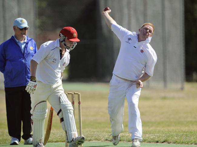 Brett Robinson bowling for Delacombe Park.