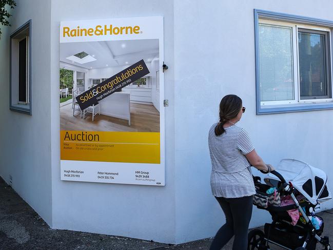 SYDNEY, AUSTRALIA - NewsWire Photos MARCH 31, 2021: A general view of a residential property with a for sale sign on the North Shore in Sydney, Australia. Picture: NCA NewsWire / Gaye Gerard