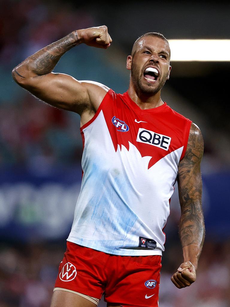 Lance Franklin kicks the winning goal during the Round 4 AFL match between the Sydney Swans and Essendon Bombers at the SCG on Thursday 8th April, 2021. Photo by Phil Hillyard.