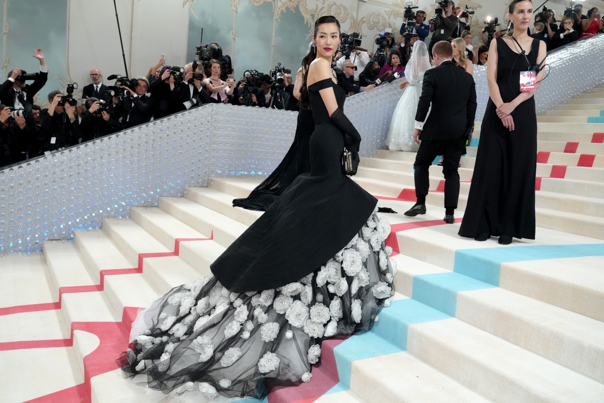 Энн Хэтэуэй в красном пышном платье Valentino на Met Gala 2018