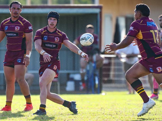 Toby Hilyard passes to Sam Iese. Picture Warren Gannon Photography