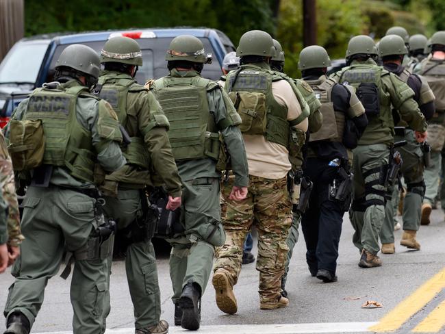 PITTSBURGH, PA - OCTOBER 27: Rapid reaction SWAT members leave the scene of a mass shooting at the Tree of Life Synagogue in the Squirrel Hill neighborhood on October 27, 2018 in Pittsburgh, Pennsylvania. According to reports, at least 12 people were shot, 4 dead and three police officers hurt during the incident. The shooter surrendered to authorities and was taken into custody.   Jeff Swensen/Getty Images/AFP == FOR NEWSPAPERS, INTERNET, TELCOS & TELEVISION USE ONLY ==