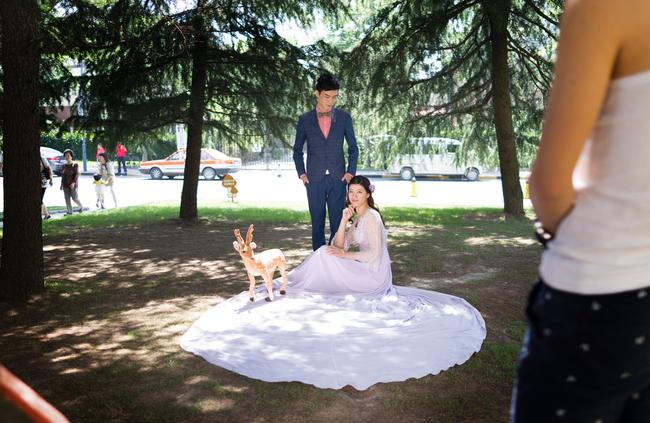 Another couple has their photos taken at Thamestown.