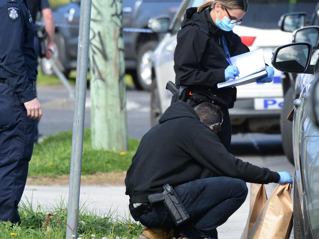 Police label evidence bags at the scene. Picture: NCA NewsWire / Andrew Henshaw