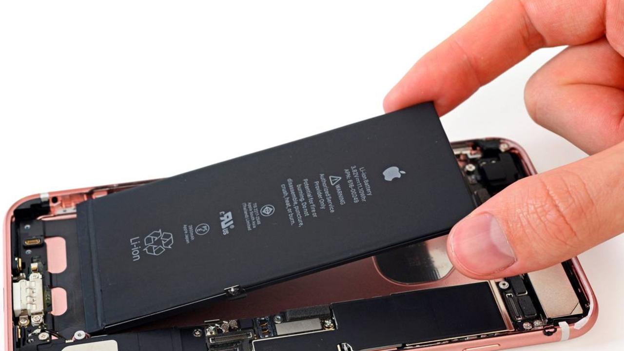 The battery of an iPhone 7 Plus. PHOTO: iFixit/Reuters