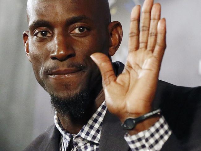 Minnesota Timberwolves star Kevin Garnett waves as he is re-introduced by the NBA Timberwolves basketball team during a news conference, Tuesday, Feb. 24, 2015, in Minneapolis. Garnett waived his no-trade clause with the Brooklyn Nets to return to Minnesota. (AP Photo/Jim Mone)