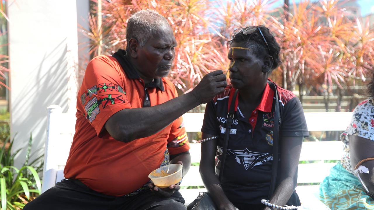 Munupi family members of 47-year-old Pukumani Alimankinni prepared their traditional ochre, armbands and headdresses before performing her Jorrigjorringa (kookaburra) song outside Darwin Local Court following her death in care coronial, on April 24, 2024. Picture: Zizi Averill