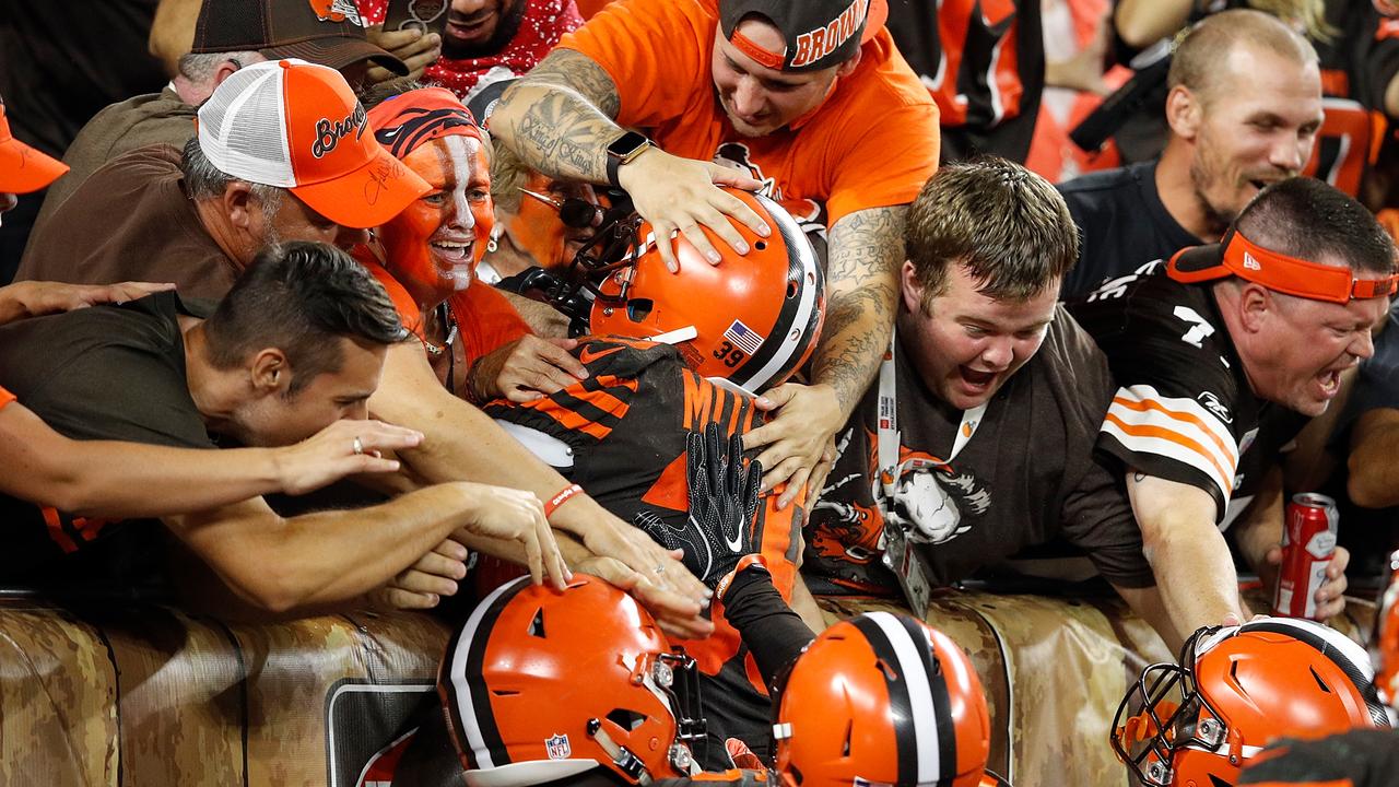 Cleveland Browns finally win, and fans get free Bud Light - CNET