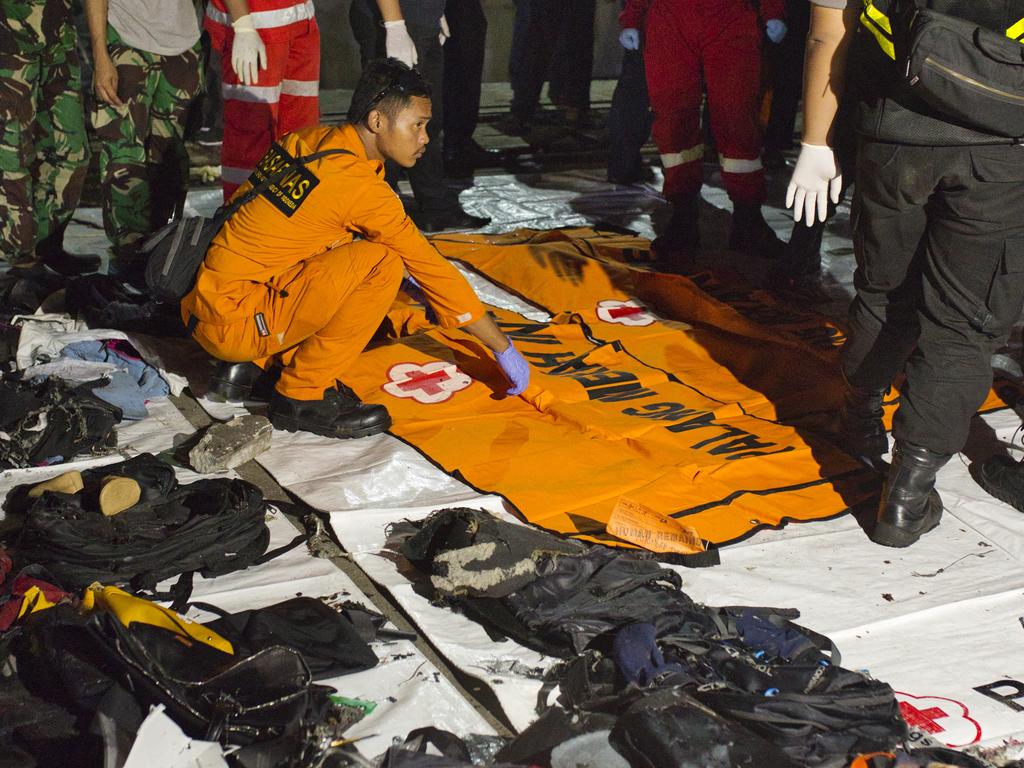 Search and rescue workers sits near a body bag and personal belongings of victims of Lion Air flight JT 610. Picture: Ed Wray/Getty Images