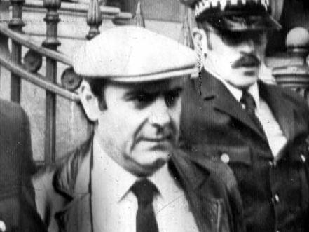 Informer Gianfranco Tizzoni surrounded by police as he leaves NSW Supreme Court in Sydney 17/09/1994. Tizzoni was involved in the disappearance of Griffith anti-drugs campaigner Donald McKay.