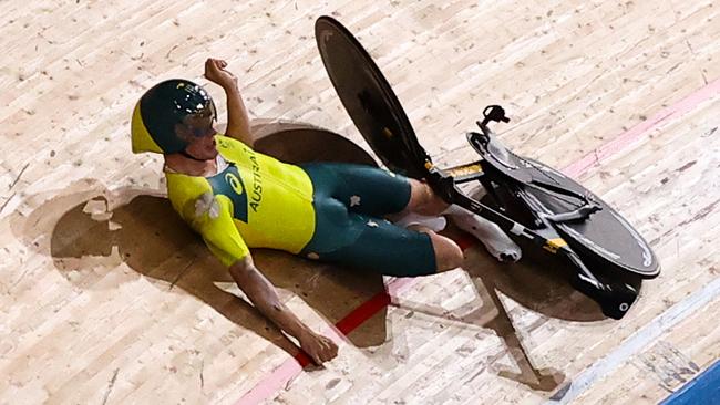 IZU, JAPAN - AUGUST 2, 2021: Australia's Alexander Porter falls during the men's team pursuit qualifying cycling track event during the 2020 Summer Olympic Games at the Izu Velodrome. Valery Sharifulin/TASS (Photo by Valery Sharifulin\TASS via Getty Images)