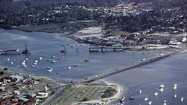 The Jubilee Bridge as Sundale Bridge was being built behind it.