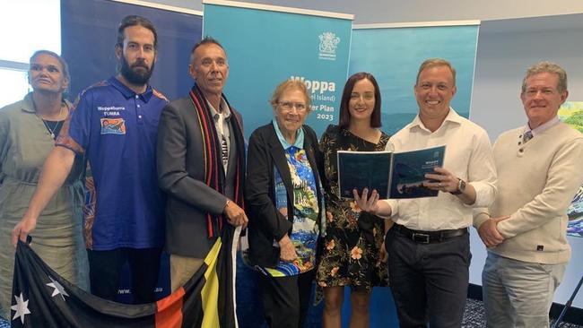 Valmai Smith, Robert Muir, Nerark Morris and Aunty Glenice Croft as the Woppaburra representatives, with Keppel MP Brittany Lauga, Acting Premier Steven Miles and Livingstone Shire Council Mayor Andy Ireland.