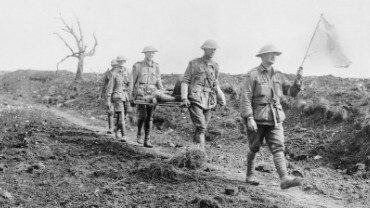 Australian stretcher bearers from the 7th Field Ambulance bring back a wounded soldier in France, 1916.