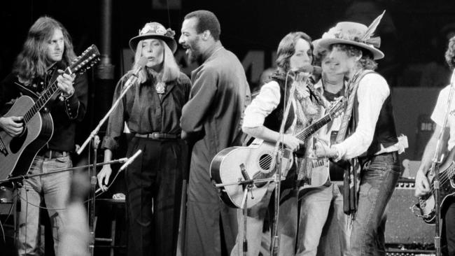 Bob Dylan (in hat, right) performs the show’s finale with, from left, Roger McGuinn, Joni Mitchell, Richie Havens and Joan Baez. Picture: AP.