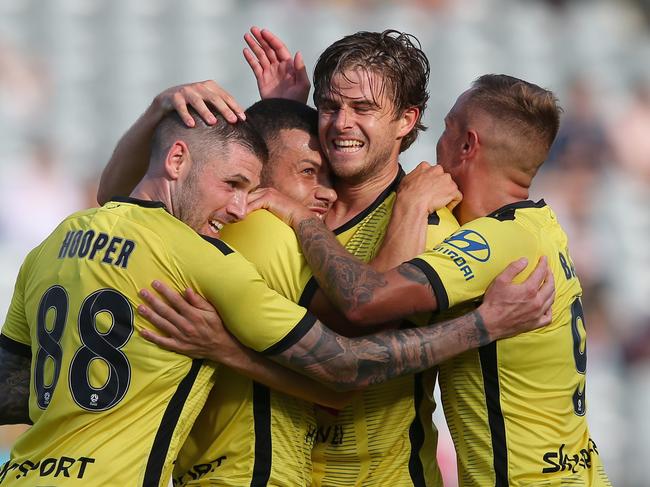 GOSFORD, AUSTRALIA - MARCH 08: Jaushua Sotiro of Wellington Phoenix celebrates his goal with team mates during the round 22 A-League match between the Central Coast Mariners and the Wellington Phoenix at Central Coast Stadium on March 08, 2020 in Gosford, Australia. (Photo by Ashley Feder/Getty Images)