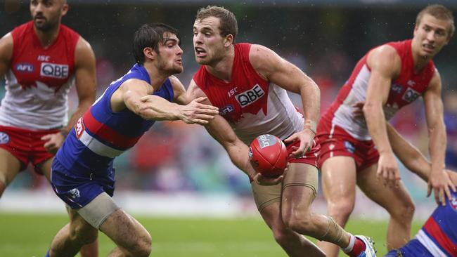 SYDNEY, AUSTRALIA - MAY 02: Tom Mitchell of the Swans looks upfield during the round five AFL match between the Sydney Swans and the Western Bulldogs at SCG on May 2, 2015 in Sydney, Australia. (Photo by Ryan Pierse/Getty Images)