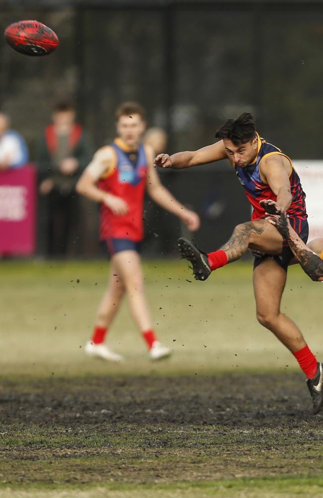 Jarrod Munday gets away a kick for Parkdale Vultures. Picture: Valeriu Campan