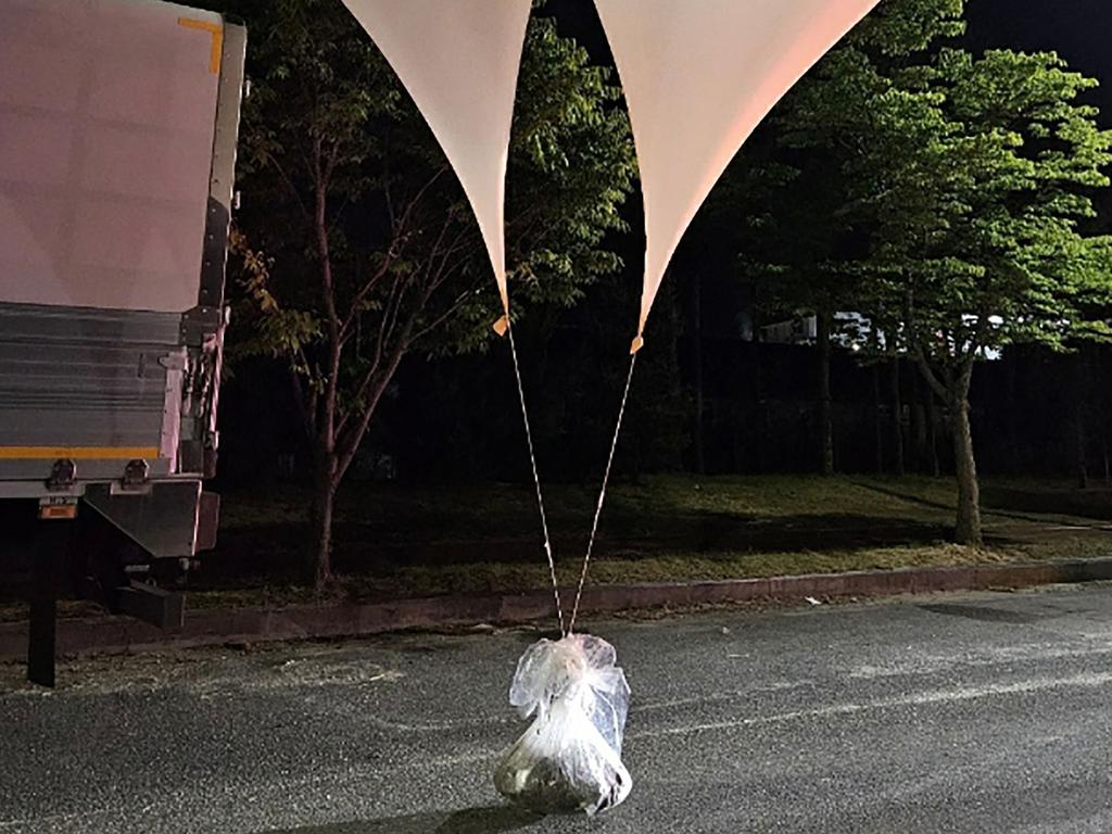 TOPSHOT - This handout photo taken by the South Korean Defence Ministry between the night of May 28 and 29, 2024 and released on May 29 shows unidentified objects believed to be North Korean propaganda material attached to balloons on a street in Chungnam Province. North Korea dropped suspected anti-South Korean "propaganda" into border areas overnight, Seoul's military told AFP on May 29, with one province issuing an alert asking residents to stay indoors. (Photo by Handout / South Korean Defence Ministry / AFP) / RESTRICTED TO EDITORIAL USE - MANDATORY CREDIT "AFP PHOTO / SOUTH KOREAN DEFENCE MINISTRY" - NO MARKETING NO ADVERTISING CAMPAIGNS - DISTRIBUTED AS A SERVICE TO CLIENTS
